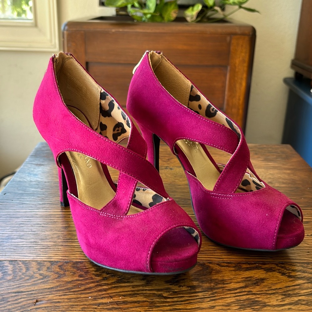 Christian Siriano fuscia open toed shoe size 6.5